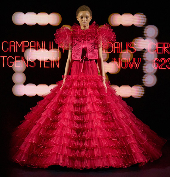 صورة رقم 8 - اختاروا فساتين حمراء موضة 2025 لإطلالة رومانسية في يوم الحب صورة رقم 8 - اختاروا فساتين حمراء موضة 2025 لإطلالة رومانسية في يوم الحب