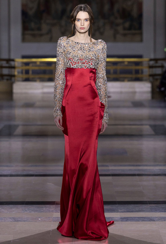 صورة رقم 11 - اختاروا فساتين حمراء موضة 2025 لإطلالة رومانسية في يوم الحب صورة رقم 11 - اختاروا فساتين حمراء موضة 2025 لإطلالة رومانسية في يوم الحب