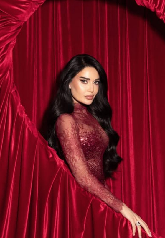 إطلالة جذابه لـ سيرين عبد النور تتألق بالأحمر الجرئ وتكشف: سأبدا بتصميم الأزياء واصابني الغرور صورة رقم 2