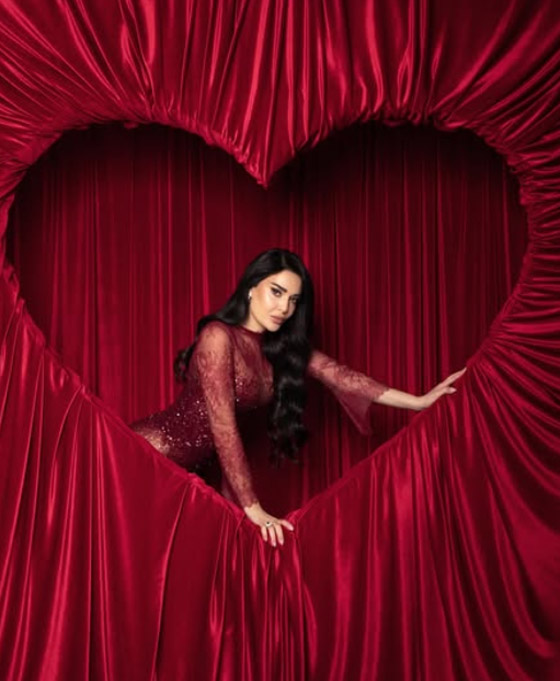 إطلالة جذابه لـ سيرين عبد النور تتألق بالأحمر الجرئ وتكشف: سأبدا بتصميم الأزياء واصابني الغرور صورة رقم 3