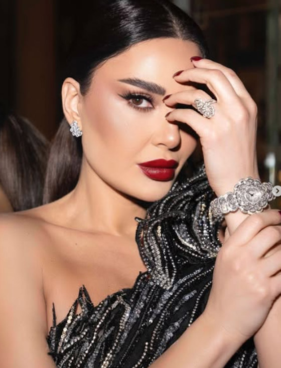 إطلالة جذابه لـ سيرين عبد النور تتألق بالأحمر الجرئ وتكشف: سأبدا بتصميم الأزياء واصابني الغرور صورة رقم 4