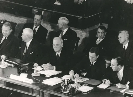 قمة جنيف.. يوم حاول العالم إنهاء الحرب الباردة وتوحيد ألمانيا صورة رقم 2