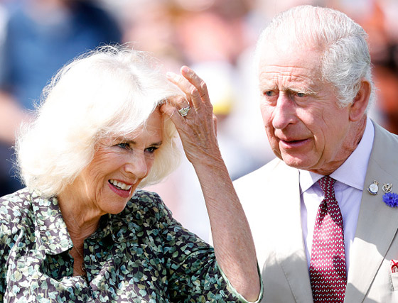 صورة رقم 1 - صور: هدايا تتحدث بلغة الحب تلقتها الملكات والأميرات من أزواجهن صورة رقم 1 - صور: هدايا تتحدث بلغة الحب تلقتها الملكات والأميرات من أزواجهن