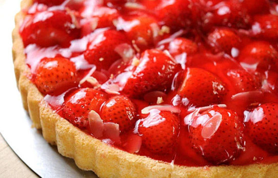 طريقة عمل تورتة الفراولة فى المنزل.. هشة وطعمها لذيذ صورة رقم 1