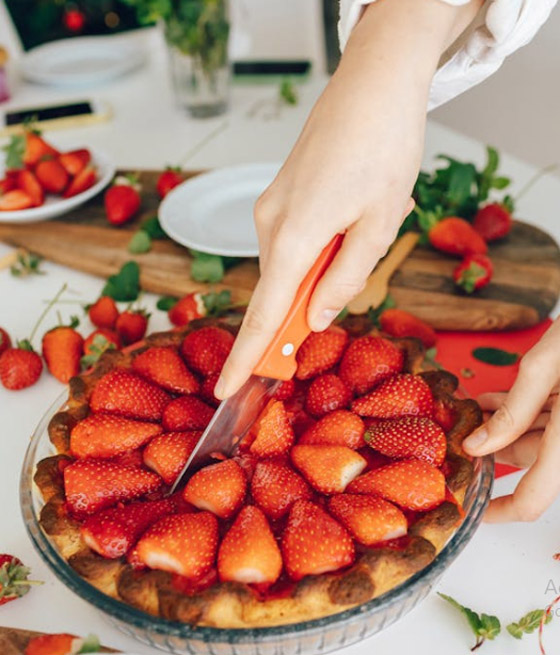 طريقة عمل تورتة الفراولة فى المنزل.. هشة وطعمها لذيذ صورة رقم 2