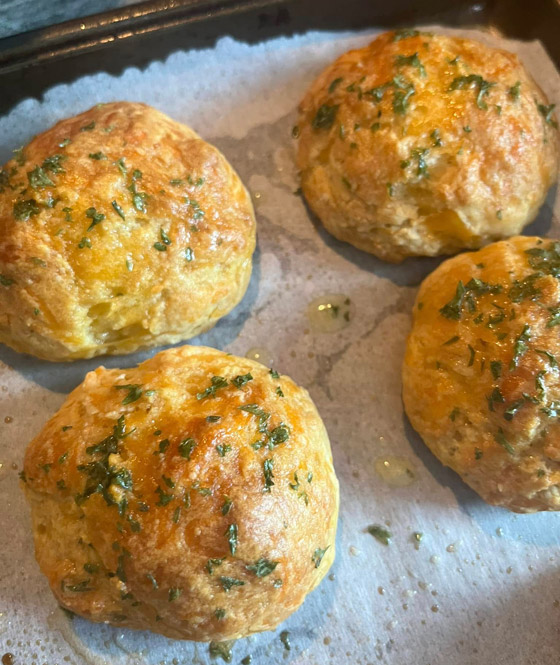 إليكم طريقة فطاير كرات الزعتر الأخضر.. بسيطة وشهية صورة رقم 7