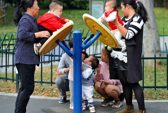 بطريقة غريبة مُغرية.. الصين تواجه تراجع عدد المواليد صورة رقم 1