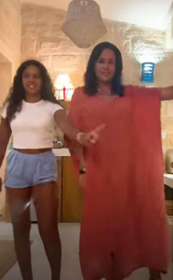 هند صبري مع ابنتها ليلى في مشهد طريف: هش هش! صورة رقم 2