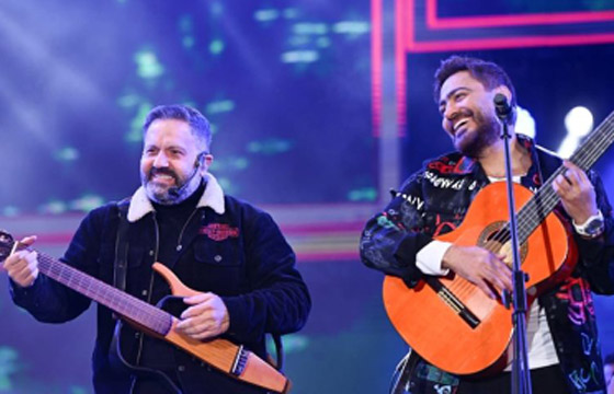 تامر حسني يتفاعل مع شاب من الجمهور كان مع حبيبته.. ماذا حدث بينهما؟ صورة رقم 2