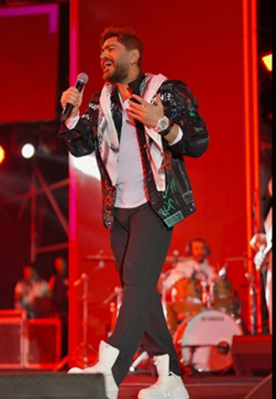 تامر حسني يتفاعل مع شاب من الجمهور كان مع حبيبته.. ماذا حدث بينهما؟ صورة رقم 3