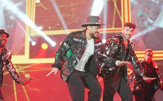 تامر حسني يتفاعل مع شاب من الجمهور كان مع حبيبته.. ماذا حدث بينهما؟ صورة رقم 6