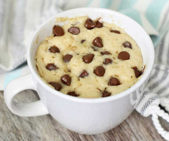 إليكم وصفة كعكة المايكرويف بالفانيلا ورقائق الشوكولاتة اللذيذة صورة رقم 2