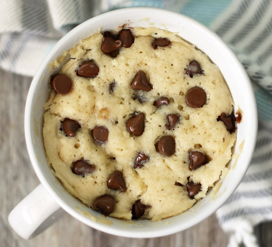 إليكم وصفة كعكة المايكرويف بالفانيلا ورقائق الشوكولاتة اللذيذة صورة رقم 8