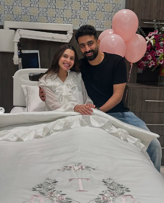 بعد يومين من ولادتها، كارمن سلمان تكشف مفاجاة إنجابها توأم بنات: تاليا وتمارا صورة رقم 2