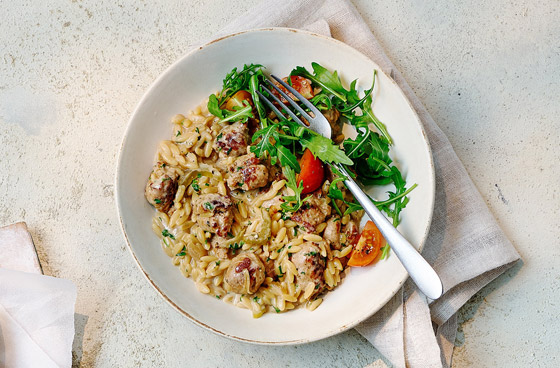 إليكم طريقة تحضير أورزوتو بالنقانق.. وجبة لجميع أفراد العائلة صورة رقم 1