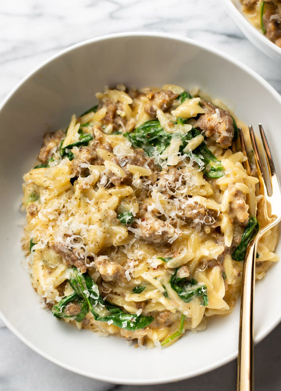 إليكم طريقة تحضير أورزوتو بالنقانق.. وجبة لجميع أفراد العائلة صورة رقم 5