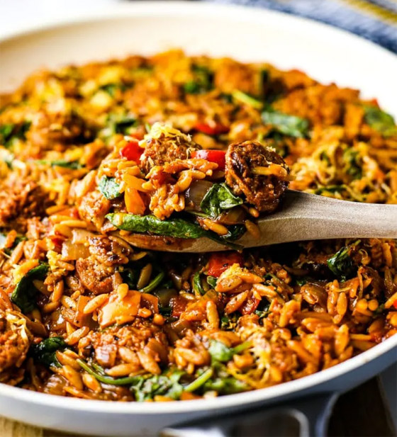 إليكم طريقة تحضير أورزوتو بالنقانق.. وجبة لجميع أفراد العائلة صورة رقم 2