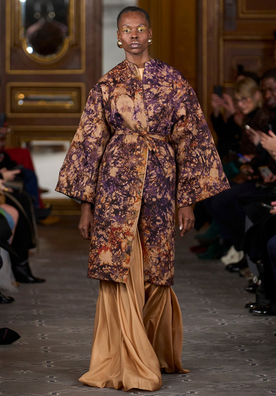 صورة رقم 4 - عبايات وقفاطين بتوقيع دور عالمية ستعزز أناقتك في رمضان 2025 صورة رقم 4 - عبايات وقفاطين بتوقيع دور عالمية ستعزز أناقتك في رمضان 2025