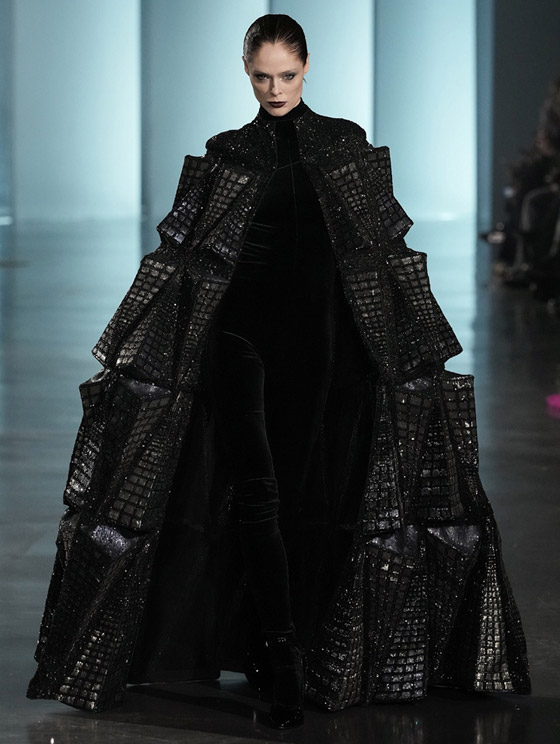 صورة رقم 6 - عبايات وقفاطين بتوقيع دور عالمية ستعزز أناقتك في رمضان 2025 صورة رقم 6 - عبايات وقفاطين بتوقيع دور عالمية ستعزز أناقتك في رمضان 2025