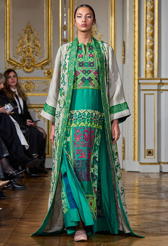 صورة رقم 8 - عبايات وقفاطين بتوقيع دور عالمية ستعزز أناقتك في رمضان 2025 صورة رقم 8 - عبايات وقفاطين بتوقيع دور عالمية ستعزز أناقتك في رمضان 2025