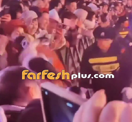 فيديو صادم: روبوت غريب الوجه يُهاجم المارة ويثير الجدل في الصين صورة رقم 2