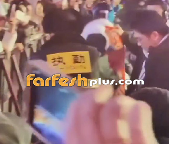 فيديو صادم: روبوت غريب الوجه يُهاجم المارة ويثير الجدل في الصين صورة رقم 4