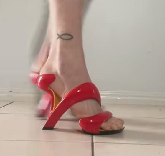صورة رقم 15 - بالصور: أغرب صيحات الأحذية المبتكرة في عالم الموضة صورة رقم 15 - بالصور: أغرب صيحات الأحذية المبتكرة في عالم الموضة