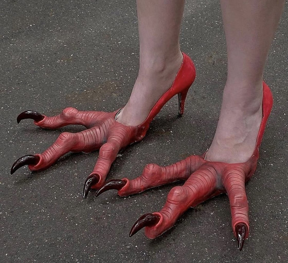 صورة رقم 4 - بالصور: أغرب صيحات الأحذية المبتكرة في عالم الموضة صورة رقم 4 - بالصور: أغرب صيحات الأحذية المبتكرة في عالم الموضة