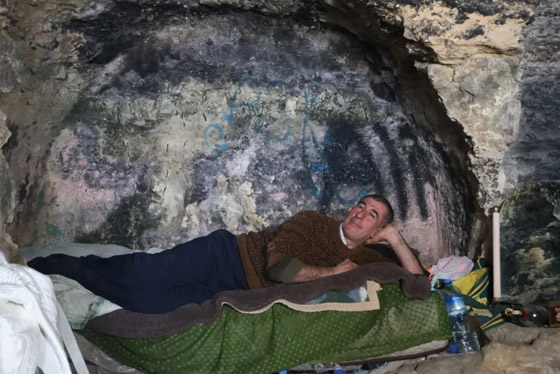 مواطن تركي يختار العيش في كهف منذ عام 2023.. لماذا؟ صورة رقم 3