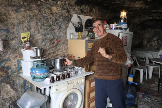 مواطن تركي يختار العيش في كهف منذ عام 2023.. لماذا؟ صورة رقم 1