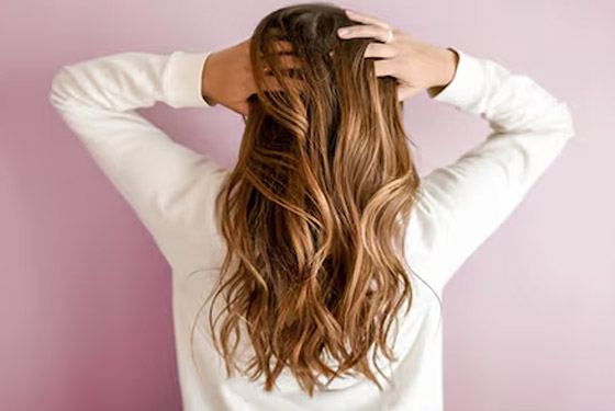 صورة رقم 6 - أفضل وصفة لتكثيف الشعر الخفيف وملء الفراغات من 5 مكونات طبيعية صورة رقم 6 - أفضل وصفة لتكثيف الشعر الخفيف وملء الفراغات من 5 مكونات طبيعية