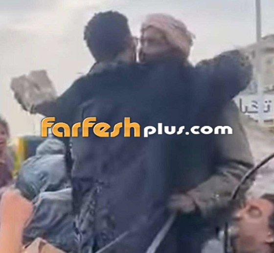 محمد رمضان يجبر بخاطر الفقراء: فاجأ طفلا صبي ميكانيكي وعجوزا جامع قمامة بـ100 ألف جنيه لكل منهما! صورة رقم 5