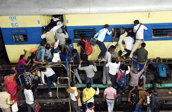 صورة رقم 1 - صور مثيرة لـ ساعة الذروة حول العالم.. ازدحام يفوق التصور! صورة رقم 1 - صور مثيرة لـ ساعة الذروة حول العالم.. ازدحام يفوق التصور!