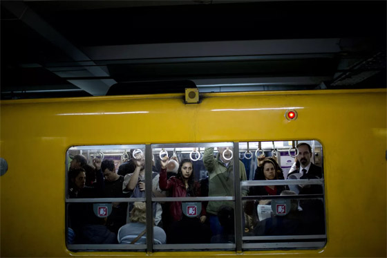 صورة رقم 5 - صور مثيرة لـ ساعة الذروة حول العالم.. ازدحام يفوق التصور! صورة رقم 5 - صور مثيرة لـ ساعة الذروة حول العالم.. ازدحام يفوق التصور!