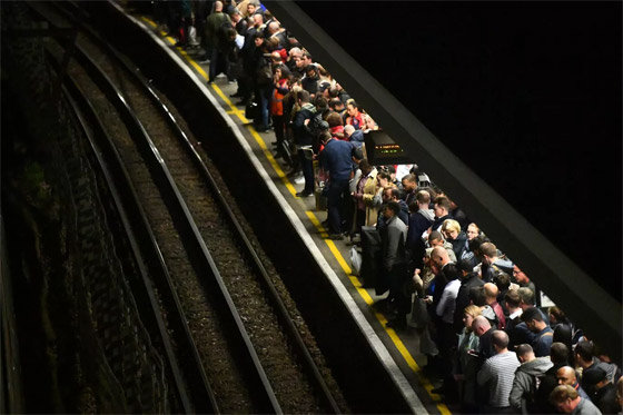 صورة رقم 8 - صور مثيرة لـ ساعة الذروة حول العالم.. ازدحام يفوق التصور! صورة رقم 8 - صور مثيرة لـ ساعة الذروة حول العالم.. ازدحام يفوق التصور!