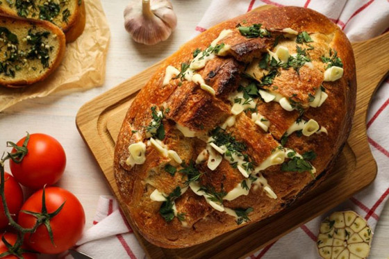 إليكم طريقة تحضير خبز الثوم والموزاريلا اللذيذ صورة رقم 1