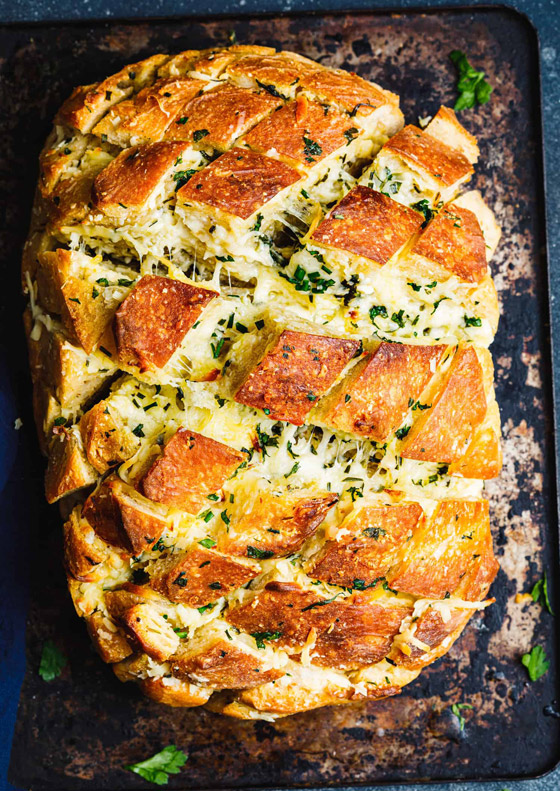 إليكم طريقة تحضير خبز الثوم والموزاريلا اللذيذ صورة رقم 3