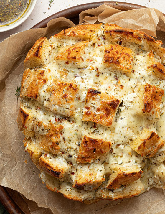 إليكم طريقة تحضير خبز الثوم والموزاريلا اللذيذ صورة رقم 4