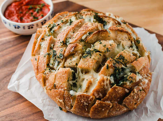 إليكم طريقة تحضير خبز الثوم والموزاريلا اللذيذ صورة رقم 5