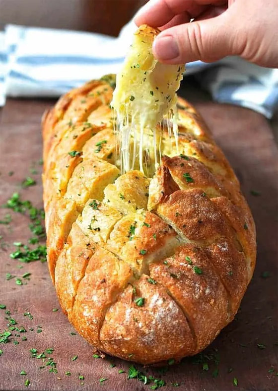 إليكم طريقة تحضير خبز الثوم والموزاريلا اللذيذ صورة رقم 2