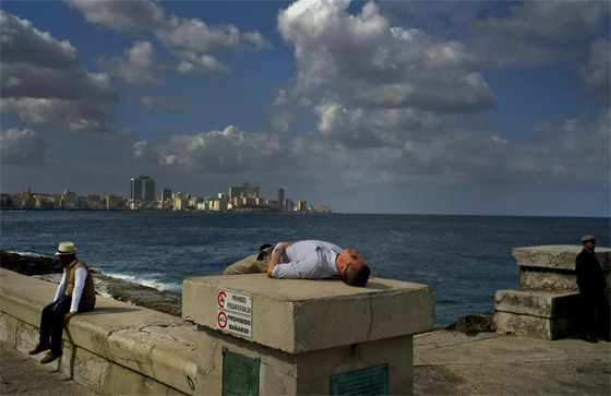 صورة رقم 1 - صور مميزة لـ أشخاص ناموا في الزمان والمكان الخطأ صورة رقم 1 - صور مميزة لـ أشخاص ناموا في الزمان والمكان الخطأ