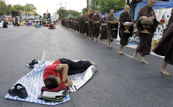 صورة رقم 3 - صور مميزة لـ أشخاص ناموا في الزمان والمكان الخطأ صورة رقم 3 - صور مميزة لـ أشخاص ناموا في الزمان والمكان الخطأ