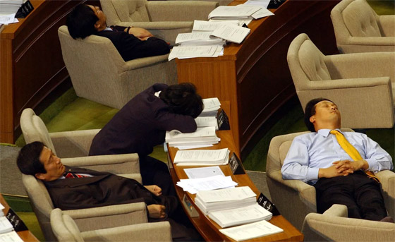 صورة رقم 4 - صور مميزة لـ أشخاص ناموا في الزمان والمكان الخطأ صورة رقم 4 - صور مميزة لـ أشخاص ناموا في الزمان والمكان الخطأ