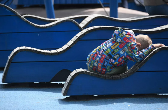 صورة رقم 5 - صور مميزة لـ أشخاص ناموا في الزمان والمكان الخطأ صورة رقم 5 - صور مميزة لـ أشخاص ناموا في الزمان والمكان الخطأ