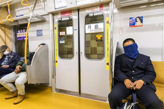 صورة رقم 9 - صور مميزة لـ أشخاص ناموا في الزمان والمكان الخطأ صورة رقم 9 - صور مميزة لـ أشخاص ناموا في الزمان والمكان الخطأ