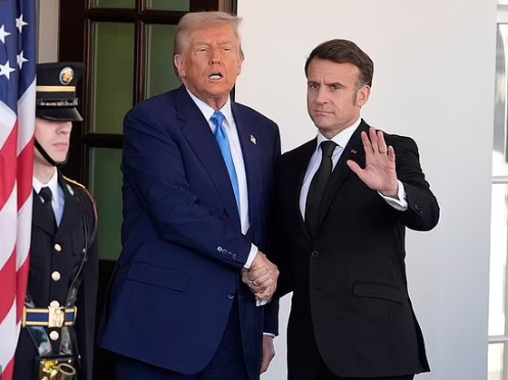 مصافحات غريبة وعنيفة بين ترامب وماكرون.. فماذا تكشف لغة الجسد؟ صورة رقم 16