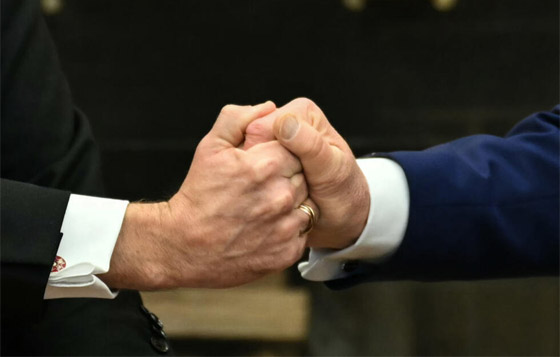 مصافحات غريبة وعنيفة بين ترامب وماكرون.. فماذا تكشف لغة الجسد؟ صورة رقم 3