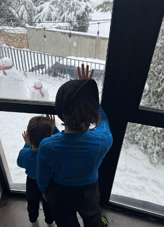 ميريام فارس تستمتع مع طفليها على الثلج.. لقطات مميزة صورة رقم 9