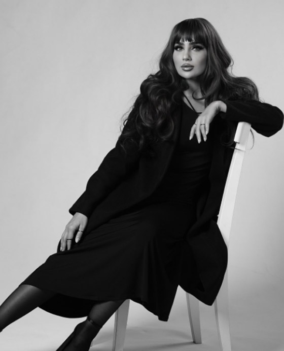 اعتداء برمي ماء النار على وجه الإعلامية العراقية نور الخفاجي وسط بغداد صورة رقم 2