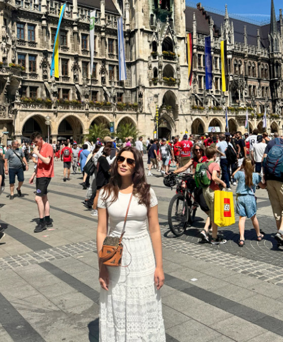 اعتداء برمي ماء النار على وجه الإعلامية العراقية نور الخفاجي وسط بغداد صورة رقم 3